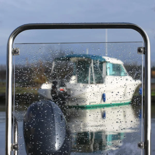 ıslak bir pencereden görmüş tekne