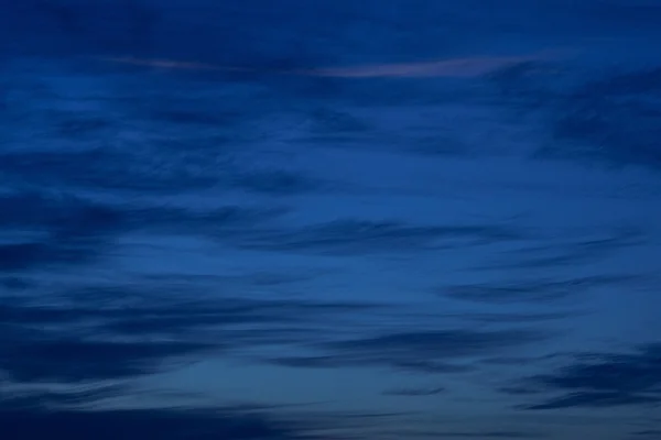 Dunkelblauer Himmel nach Sonnenuntergang — Stockfoto