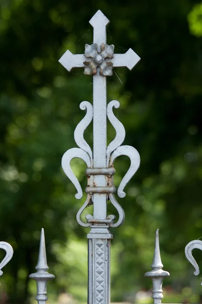 Çelik süslü çapraz