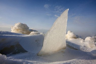 Nehirdeki donmuş buz
