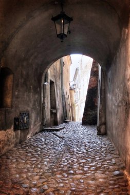 Eski evlerin arasında geçiş
