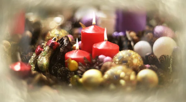 Czerwone świece i Dekoracje świąteczne — Zdjęcie stockowe