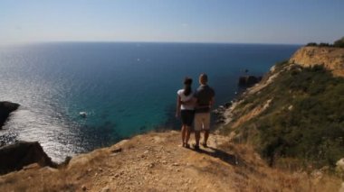 Deniz kucaklayan genç turist Çift