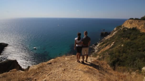 Unga turist par tittar på havet omfamnar — Stockvideo