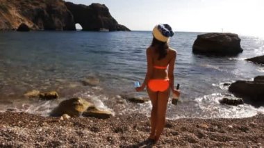 Genç neşeli kız sahilde atlama. Deniz ve güneşin Noel'de sevinir.