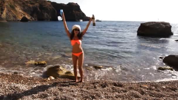 크리스마스 날에는 해변에서 휴식 하는 젊은 여자 — 비디오