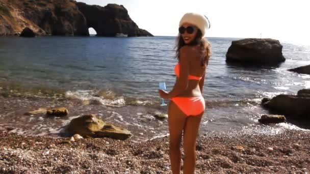 산타 클로스의 모자에 있는 해변에 명랑 소녀 음료. 해피 크리스마스 분위기 — 비디오