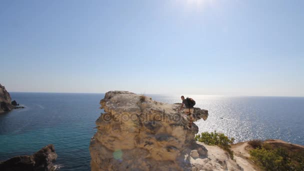 Podobizna muže dobrodružství s mapou a extrémní Explorer Gear na hoře s východu nebo západu slunce — Stock video