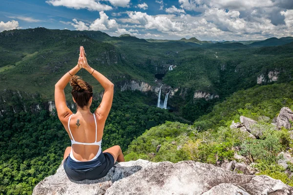 Woman meditating on rock — Stock Photo, Image