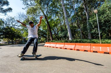 Ibirapuera Parkı içinde buz pateni genç adam