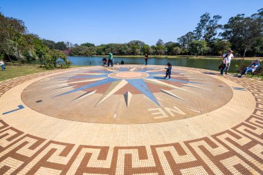 Ibirapuera Parkı dinlenme insanlar