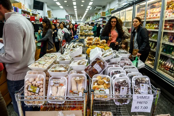 Personnes faisant du shopping dans un supermarché — Photo