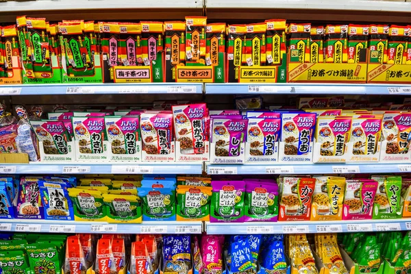 Seleção de itens alimentares no supermercado — Fotografia de Stock