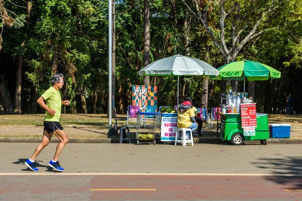 Personnes se reposant dans le parc Ibirapuera — Photo