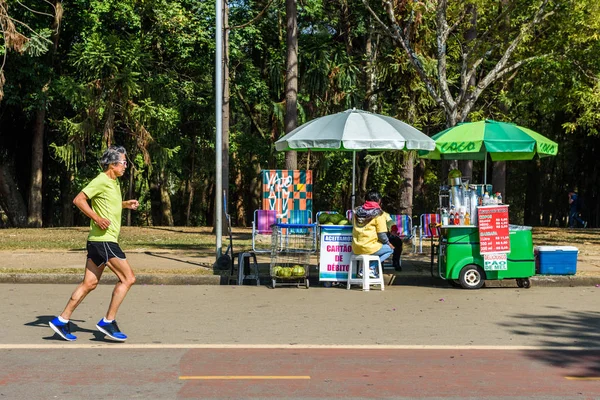 People resting in Ibirapuera park — Stock Photo, Image