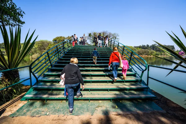 Personas descansando en el parque Ibirapuera — Foto de Stock