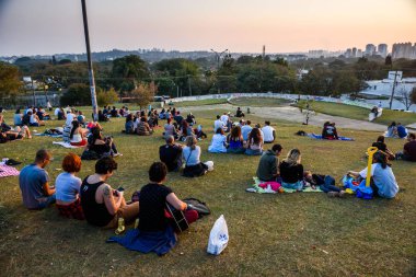 çimenli tepe üzerinde rahatlatıcı insanlar