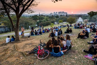 çimenli tepe üzerinde rahatlatıcı insanlar