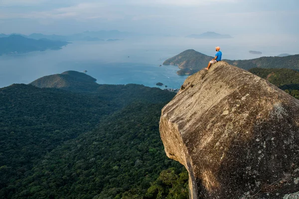Człowiek siedzi na szczycie Ilha Grande — Zdjęcie stockowe