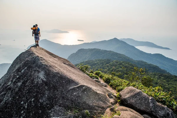 Jonge man wandelen — Stockfoto