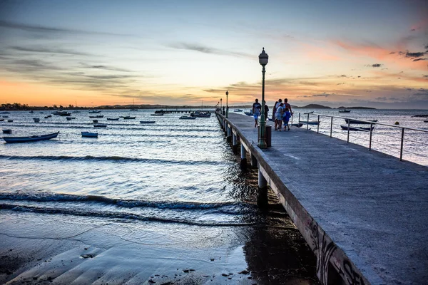 Menschen auf der Seebrücke, costa verde — Stockfoto