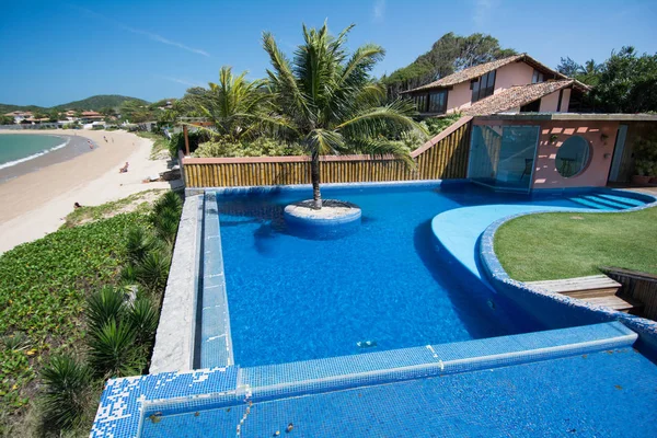 Maisons près de piscine avec eau azur — Photo