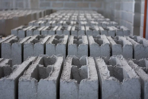 Betonklötze auf Fabrik — Stockfoto