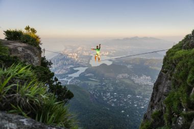 Highline Gvea taş üstünde güneş doğarken