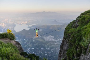 Highline Gvea taş üstünde güneş doğarken