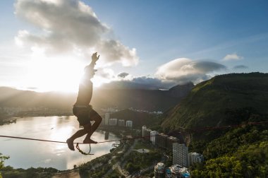 Highline no Morro do Cantagalo no p��r do sol, Rio de Janeiro, R