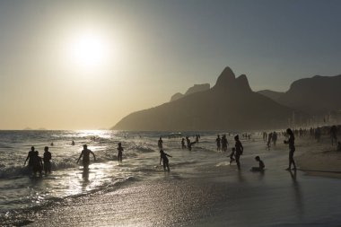 günbatımı Plajı üzerinde