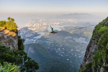 Highline Gvea taş üstünde güneş doğarken