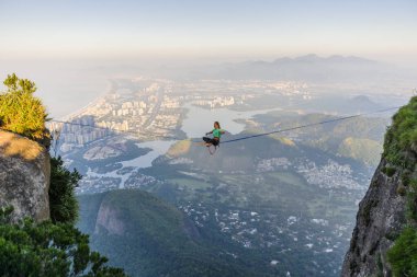Highline Gvea taş üstünde güneş doğarken