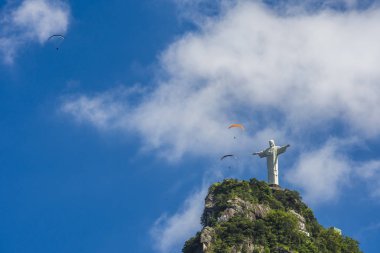 İsa'nın kurtarıcı heykel üzerinde yamaç paraşütü