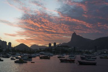 Günbatımı Morro do Corcovado ve İsa'nın kurtarıcı ile 