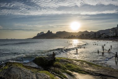 Arpoador Beach geleneksel carioca bakış açısı için günbatımı olduğunu.