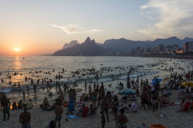 Günbatımı ve tam beach 