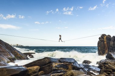 Su hattı ve slackline güçlü dalgalar üzerinde 