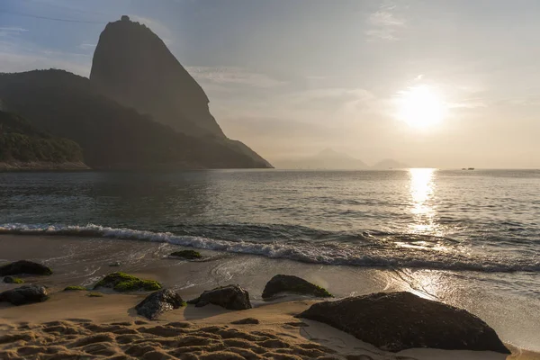 Sunrise látható piros Beach — Stock Fotó