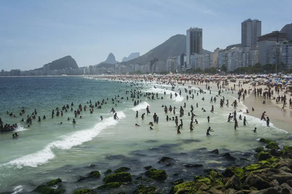 Bañistas en Leme Beach —  Fotos de Stock