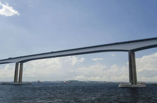 Rio - Niteri Bridge vista dalla barca al Parquet — Foto Stock