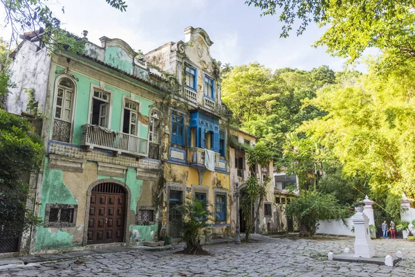 Edifícios históricos degradados no Largo do Boticrio — Fotografia de Stock