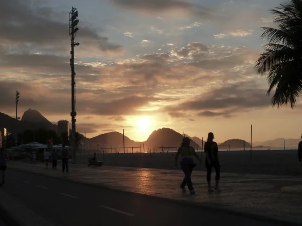 Zachód słońca w Copacabana, Rio de Janeiro — Zdjęcie stockowe