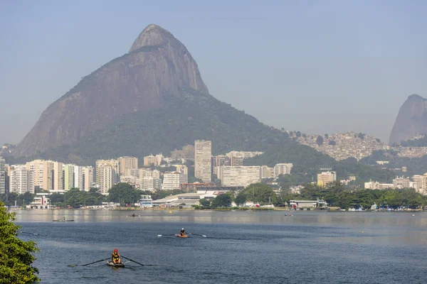 Canottaggio sulla Laguna di Rodrigo de Freitas — Foto Stock