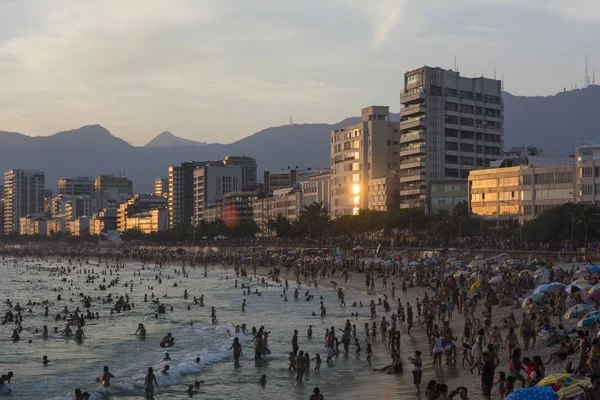 Tramonto e spiaggia piena — Foto Stock