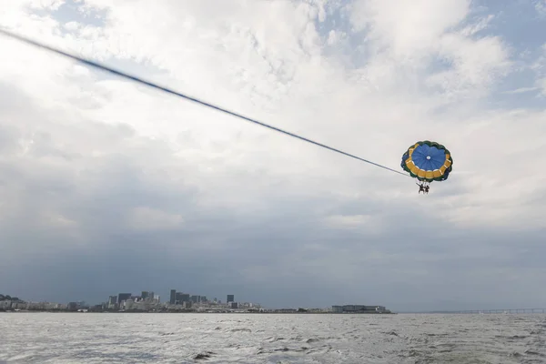 Couple pratiquant le parapente — Photo