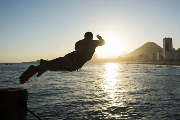 Hombre saltando desde el borde — Foto de Stock