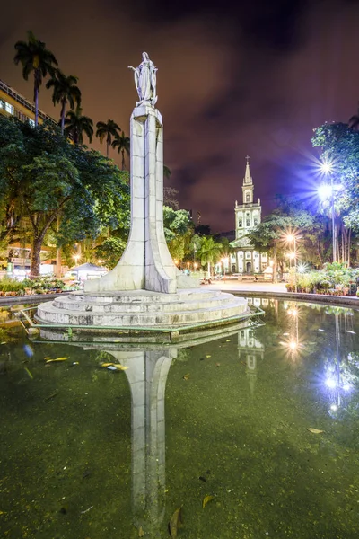 Pomnik w Largo czy Machado plac z kościołem z tyłu, Rio — Zdjęcie stockowe