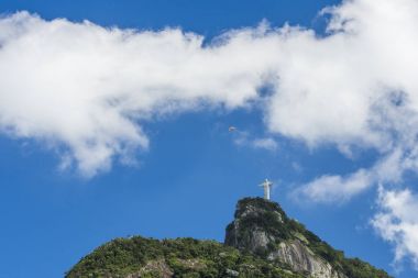 İsa'nın kurtarıcı heykel üzerinde yamaç paraşütü
