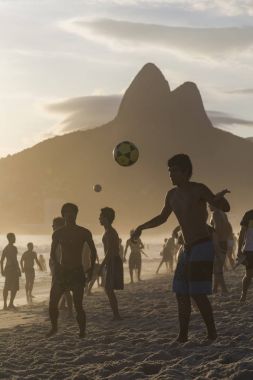 Ipanema Plajı oynayanlar